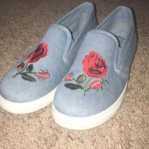 Slip on Rose shoes 🌹